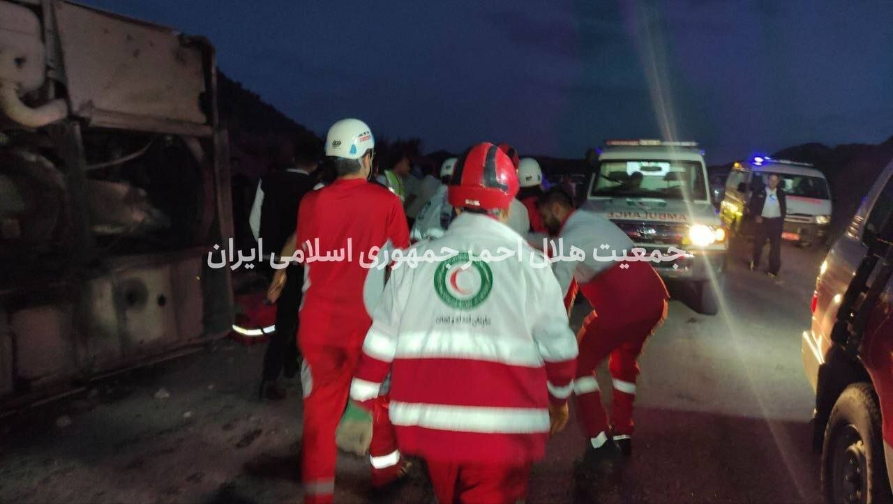 اولین تصاویر از محل حادثه واژگونی مرگبار اتوبوس در محور کرمان-راور 