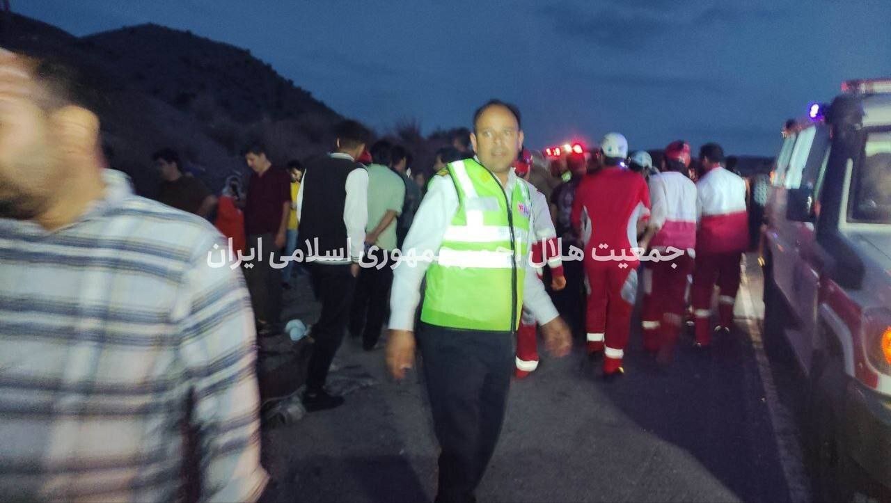 اولین تصاویر از محل حادثه واژگونی مرگبار اتوبوس در محور کرمان-راور 