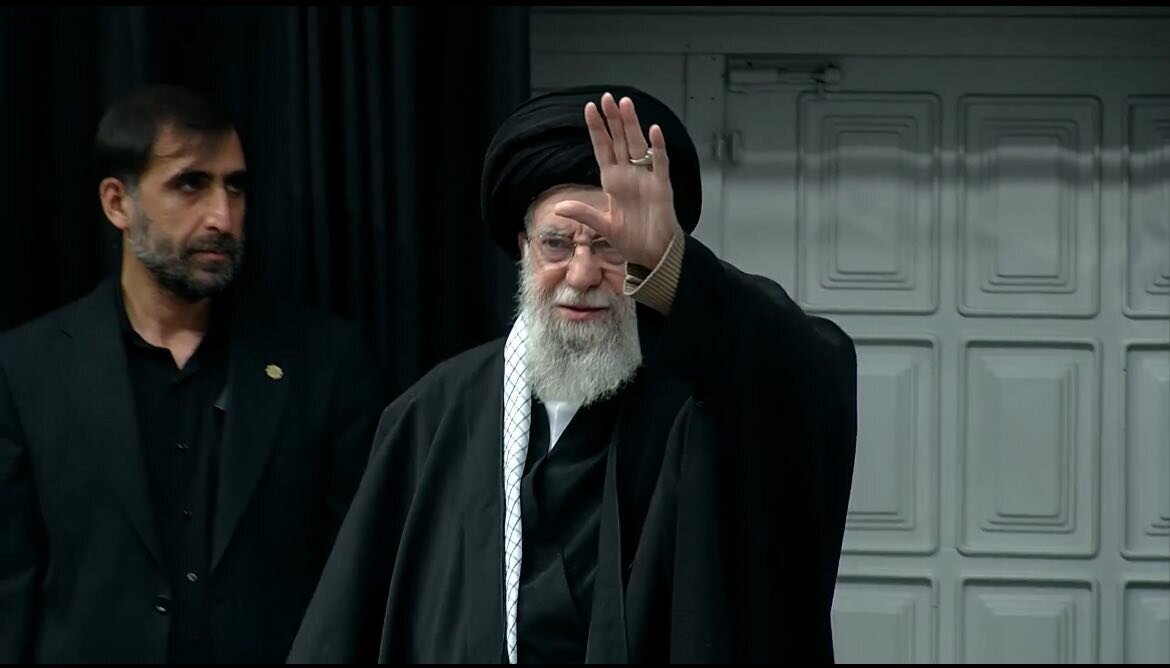 فریاد برخاست: «آقااااااا! آقا اومدددد...» ؛ دیشب در حسینیه امام خمینی چه گذشت؟ | عینک و کاغذهایش را رها کرد و...| میان گریه، چه بی‌اختیار خندیدم...
