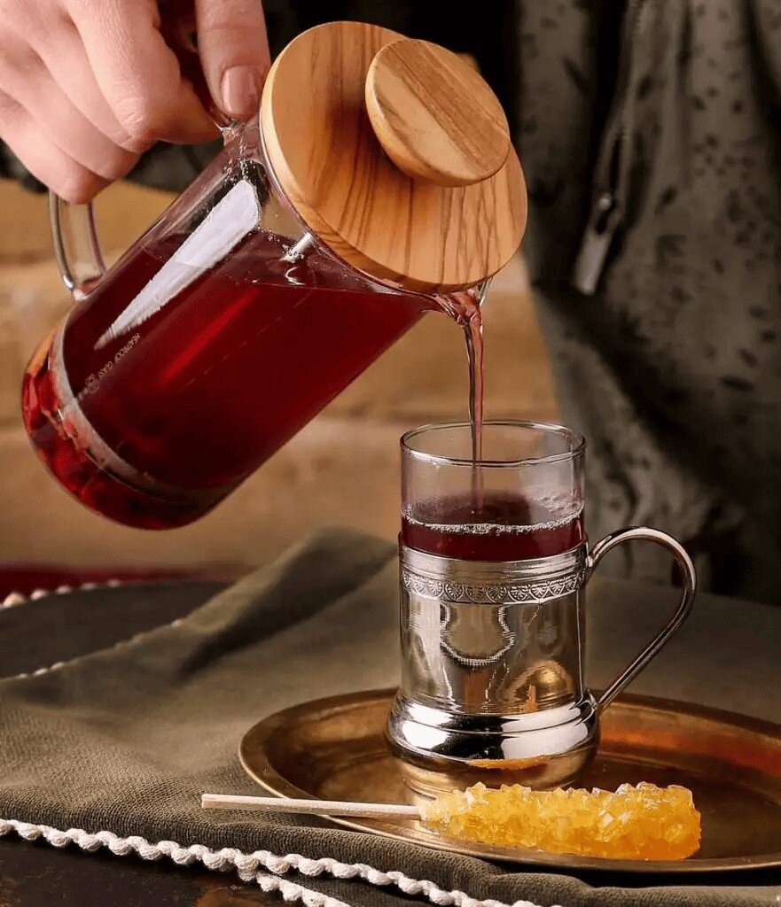 طرز تهیه چای آلبالو خوش‌طعم و خانگی؛ ترکیبی ترش و دلچسب