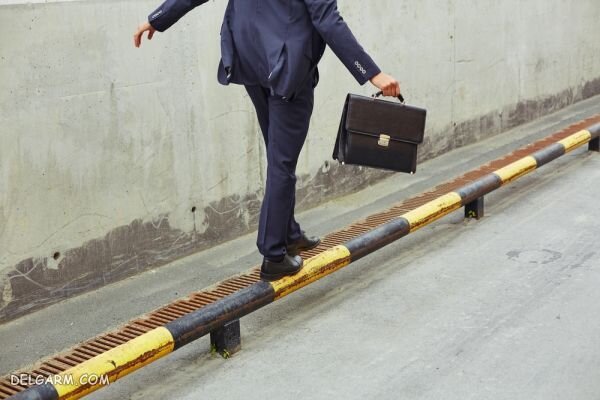 عدم تعادل در راه رفتن نشانه چیست ؟ ؛ دلایل بی‌تعادلی حین راه رفتن در افراد جوان