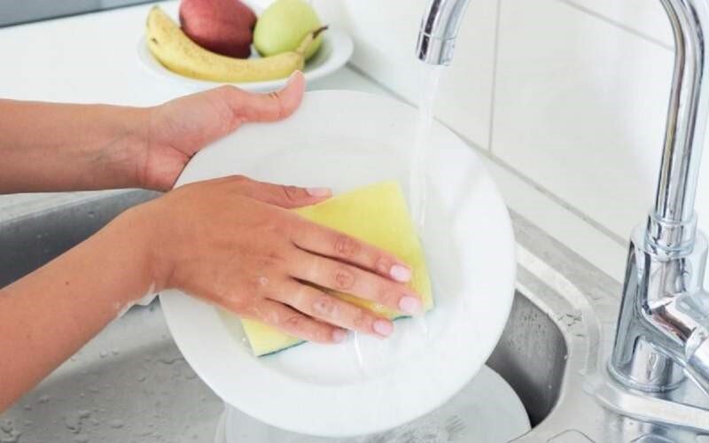 خطرات باقی ماندن مایع ظرفشویی روی ظرف و روش شست‌وشوی صحیح
